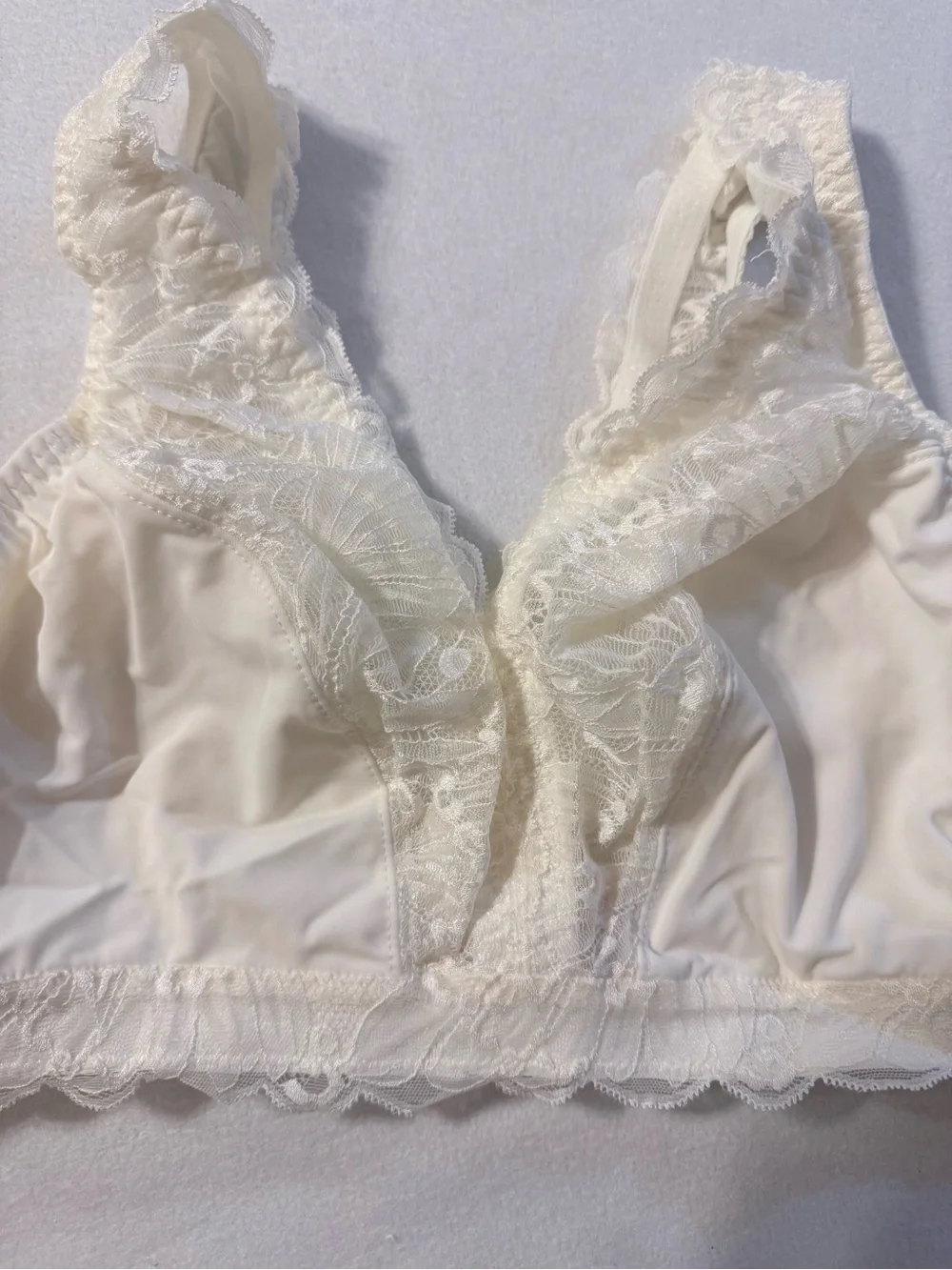 New Breezies Soft Support Lace Wirefree Unlined Bra. Size Large